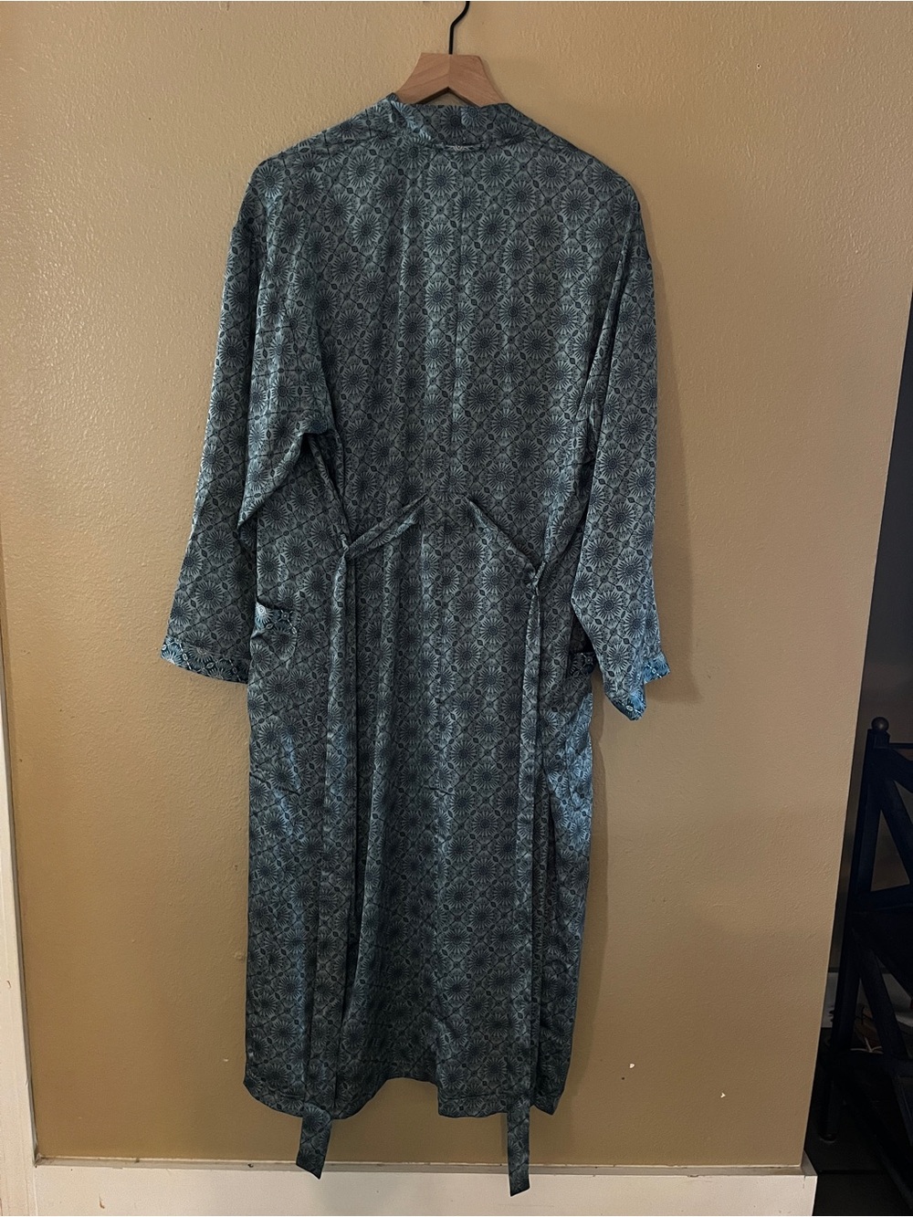 Luxe Robe - Picture 3 of 4